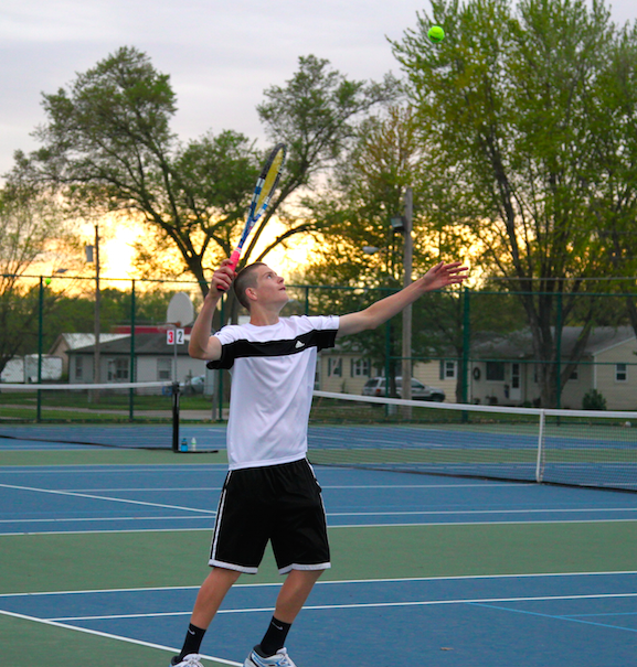 Sophomore+Grant+Podhajsky+serves+as+the+%232+player+at+a+meet+last+year.+Podhajsky+will+play+%231+this+2016+season.+