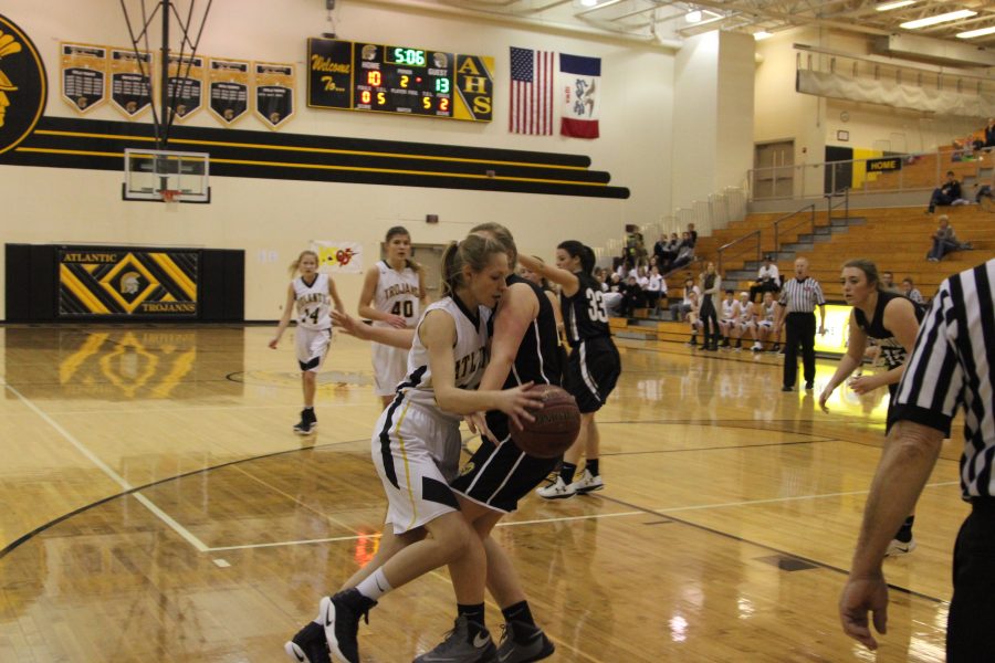 Halsey Bailey drives into the lane against a Glenwood defender.
