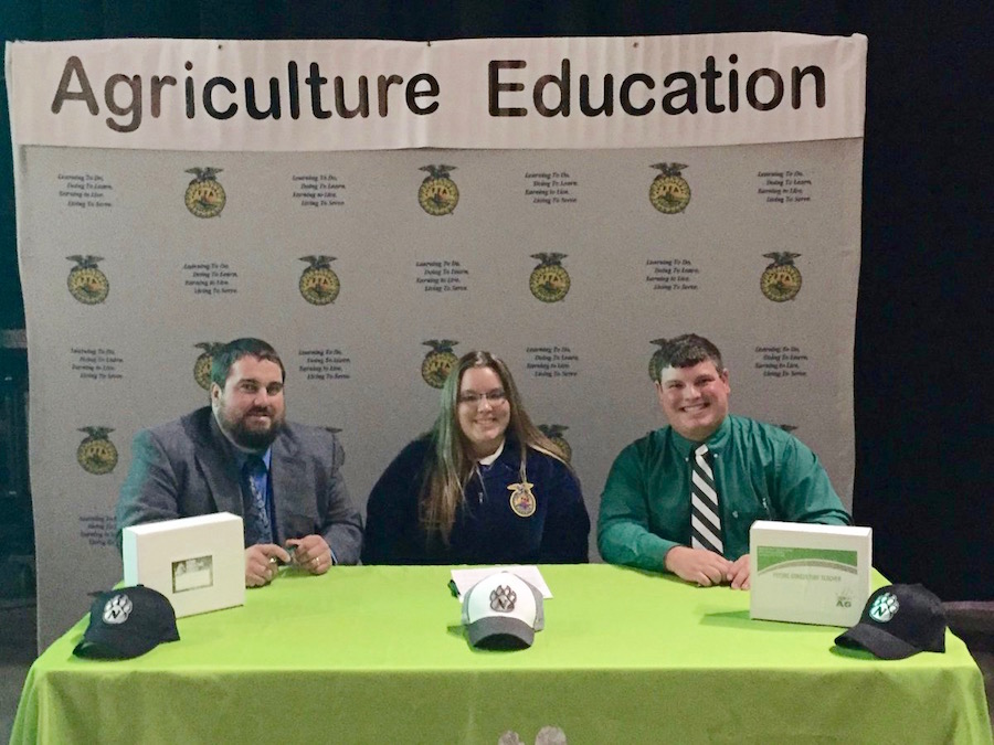 Alexis+Boes+signing+to+Northwest+Missouri+State+for+agriculture+education.+
