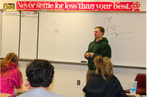 NEWS BRIEF – Soldier Speaks to Hinzmann’s Classes