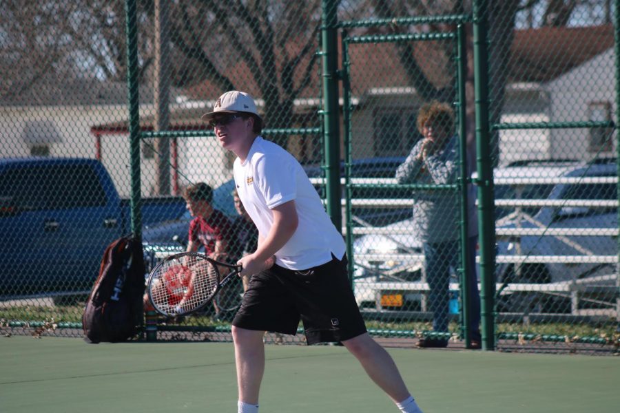 Senior+Avery+Andersen+stands+ready+to+return+the+ball.+Andersen+has+won+two+singles+matches+so+far+this+season%2C+against+Glenwood+and+Creston.+This+is+his+first+year+suiting+varsity.