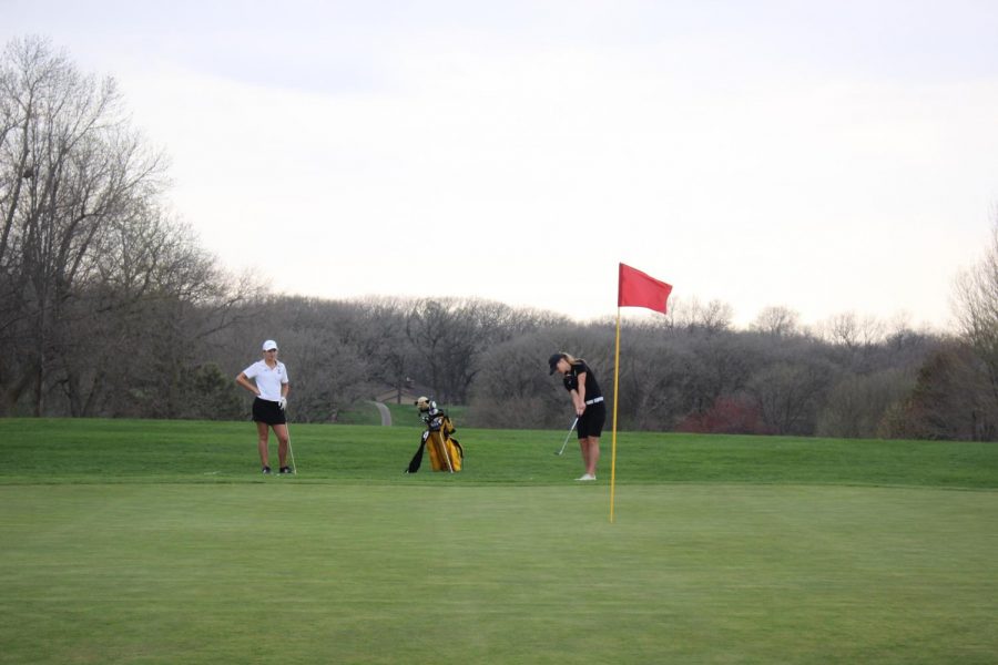 Senior+Alyssa+Ginther+eyes+her+putt+at+the+Atlantic+Golf+and+Country+Club.+Against+Glenwood%2C+Ginther+shot+a+41%2C+tying+teammate+Baylee+Newell.