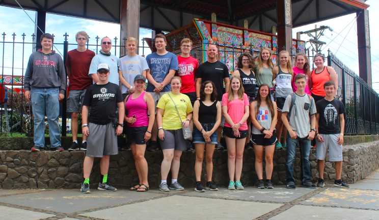 The 2018 Costa Rica squad gathers together for a group picture. The group was made of juniors and seniors.