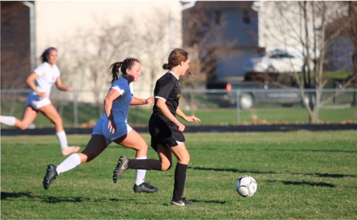 Senior Kenzie Waters dribbles the ball down the field during a game last year. Waters participated in the Quarantine Cup. 