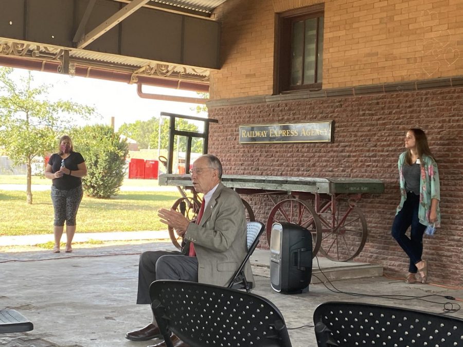 Senator Grassley spoke to several Cass County citizens on August 20. Answering questions, Grassley covered many things including tariffs and crop damage.