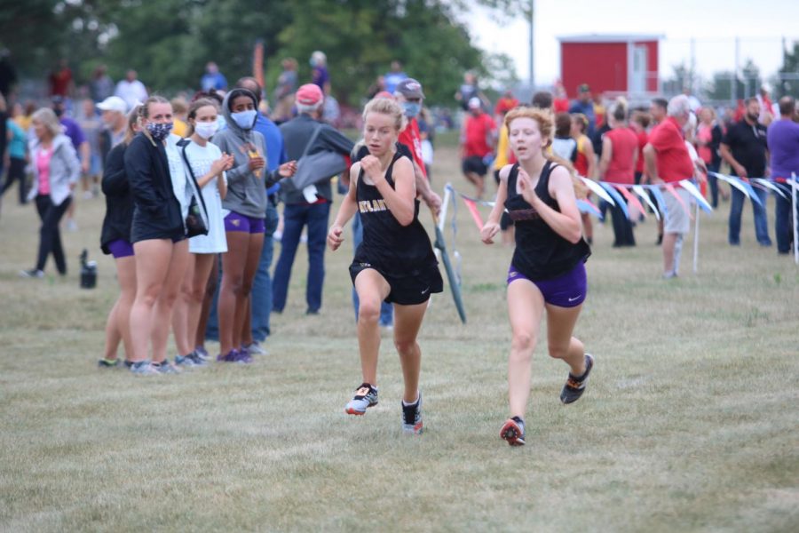 Freshman+Faith+Altman+rushes+towards+the+finish+line+at+DCG.+Altman+placed+46+with+a+time+of+25%3A00.9+in+Pella.