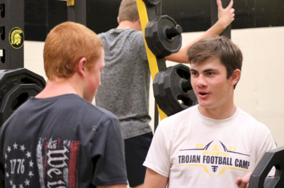 LETS TALK - Sophomore Collin Rudy and freshman Jake Wailes talk about their next set. They were doing bench press and wanted to figure out what weight to add. They were arguing about what to add and couldnt decide. 
