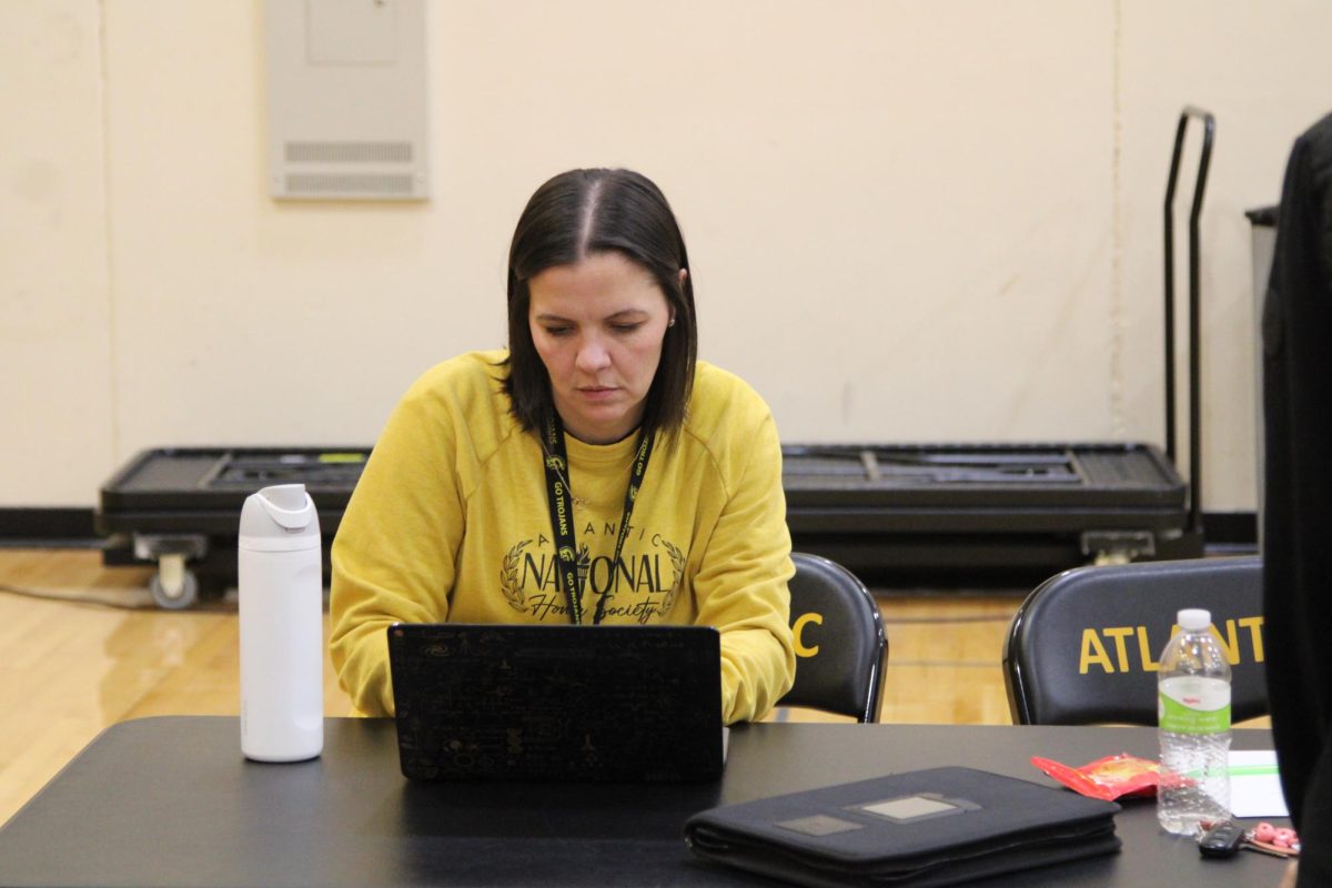 ADVISOR ON DUTY
NHS adviser Anna Pauly oversees the busy day of the blood drive. She said 