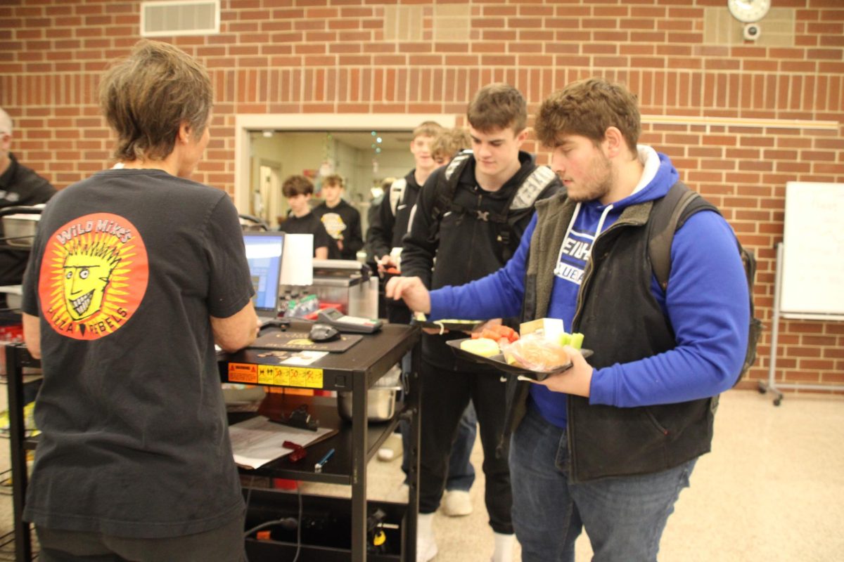Students go through the lunch line in the second semester, still with no option of the pizza cart. 